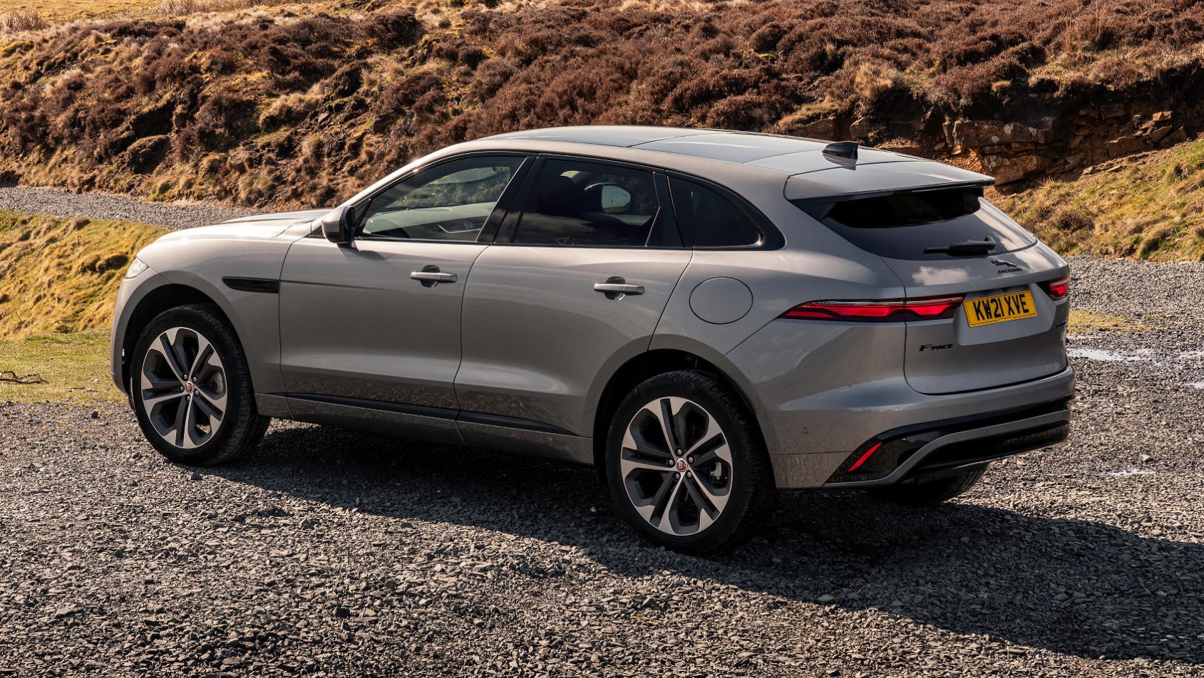 Jaguar F-Pace na żwirze