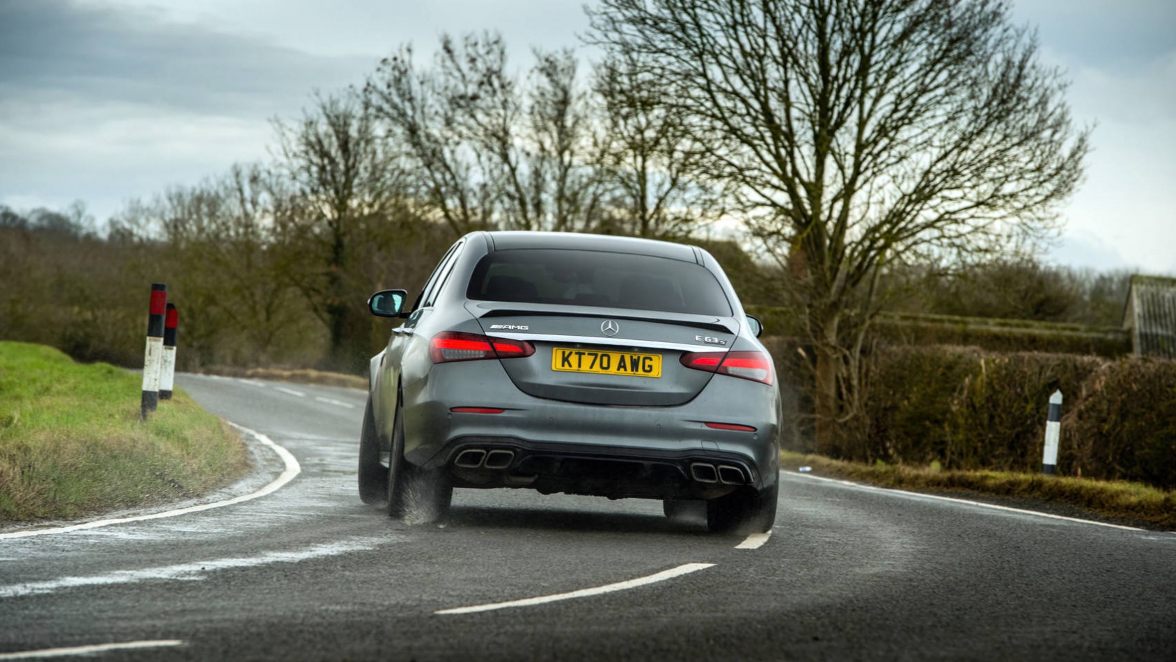 Mercedes AMG E63S z tyłu na drodze