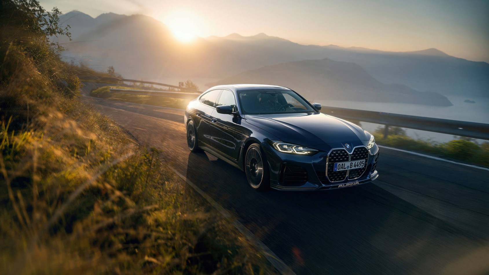 Nowa Alpina B4 na tle zachodzącego słońca