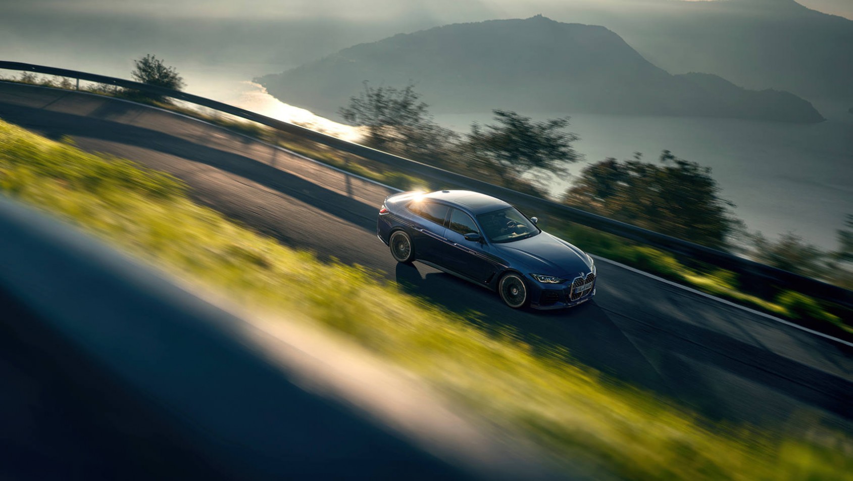 Nowa Alpina B4 porusza się po malowniczych drogach