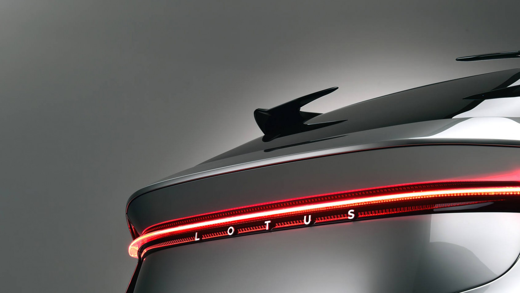 Nowy Lotus Eletre: zbliżenie na znaczek modelu