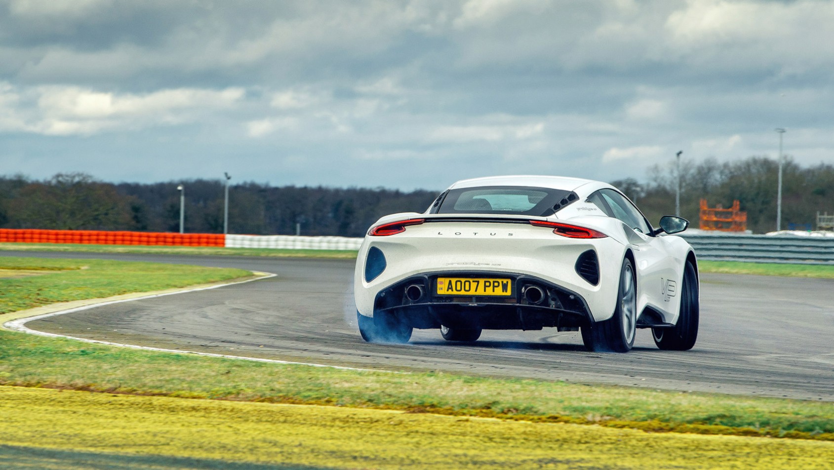 Lotus Emira prototype na zakręcie