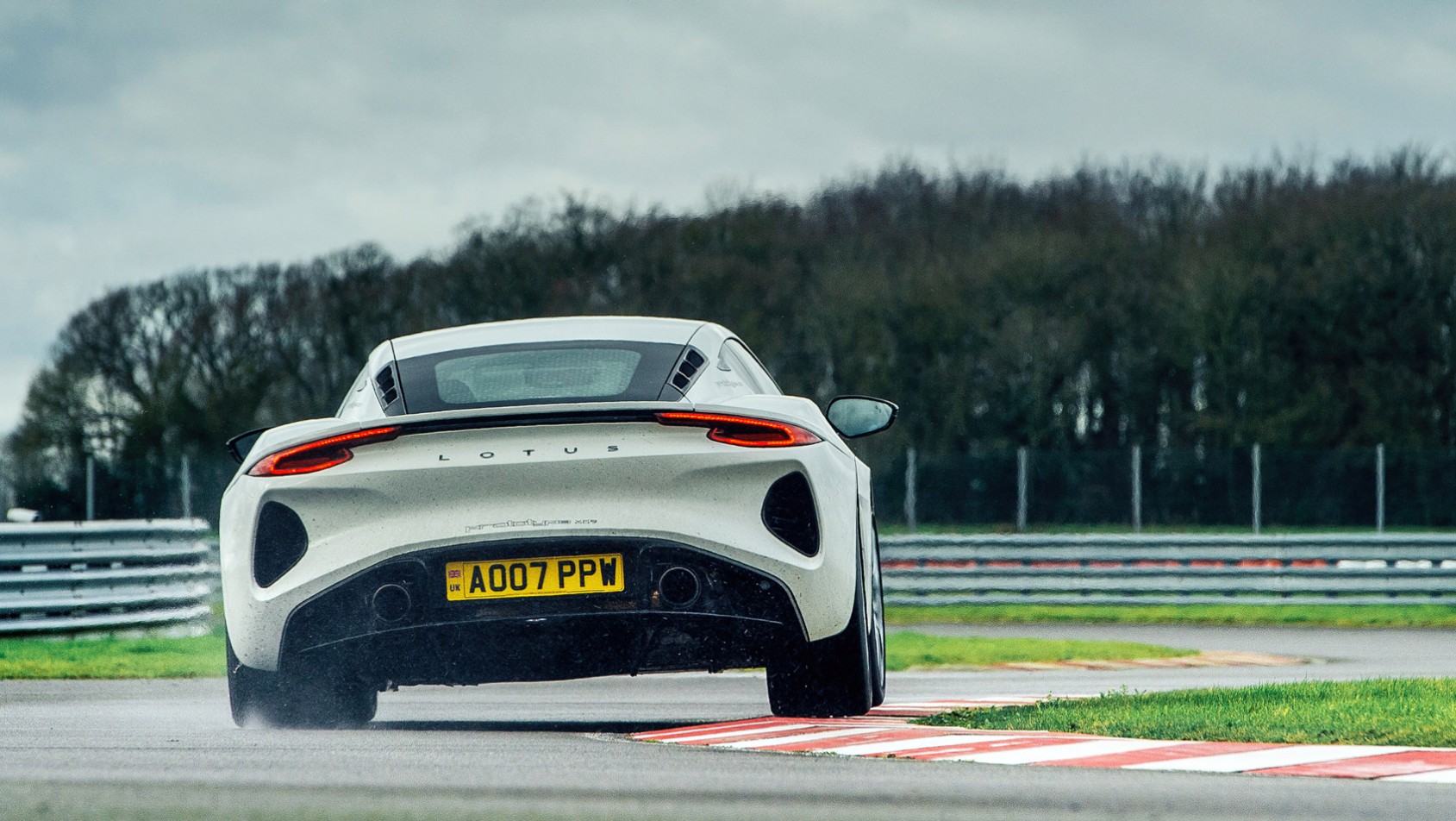 Lotus Emira prototype 2022 na torze