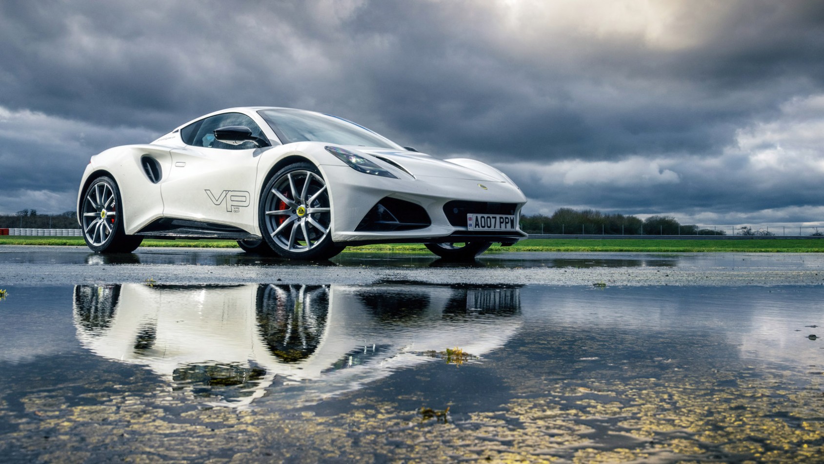 Lotus Emira prototype 2022 odbicie w wodzie