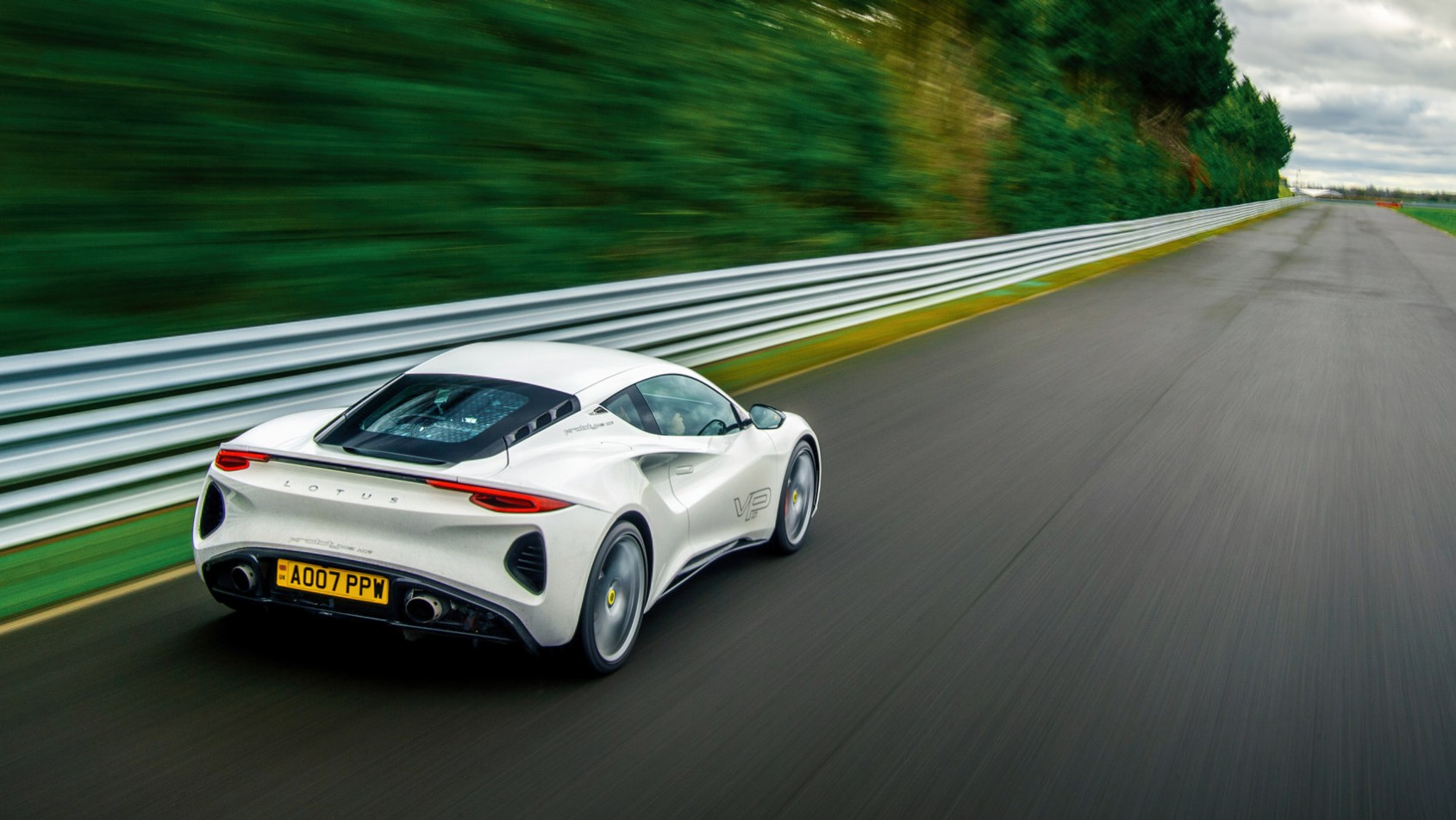 Lotus Emira 2022 prototyp sylwetka z tyłu