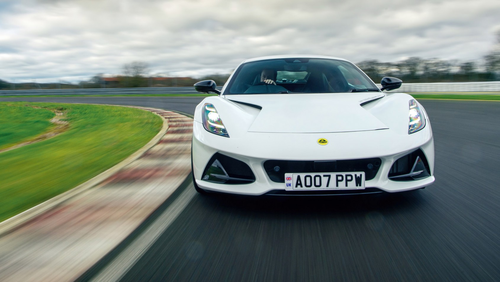 Lotus Emira 2022 prototyp sylwetka z przodu