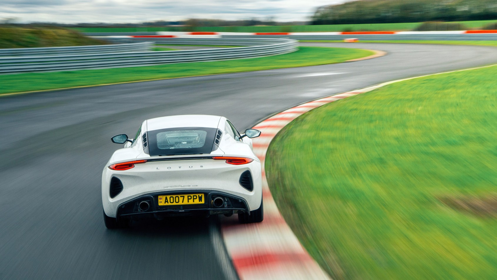 Lotus Emira 2022 prototyp na torze podczas testu