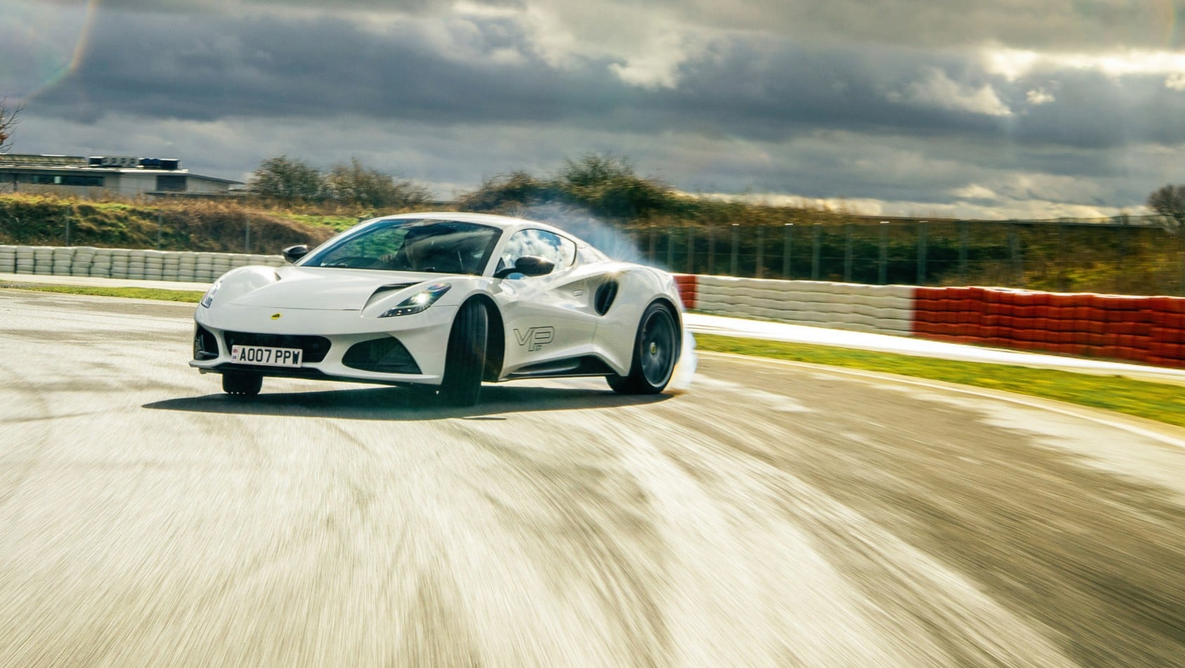 Lotus Emira 2022 prototyp w poślizgu