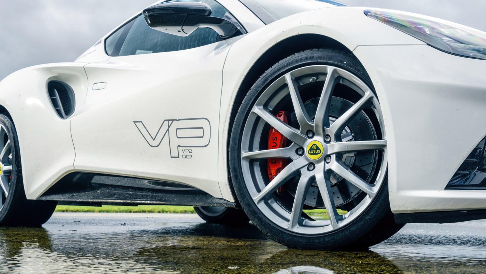 Lotus Emira 2022 prototyp felgi, opony