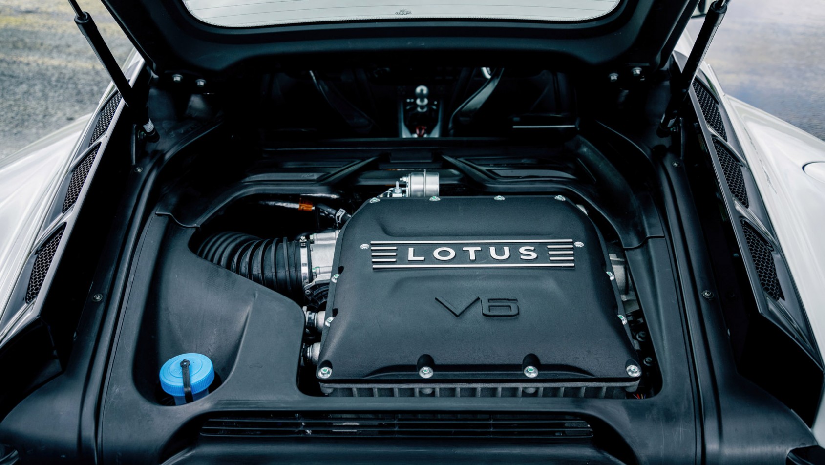 Lotus Emira 2022 prototyp pod maską, silnik