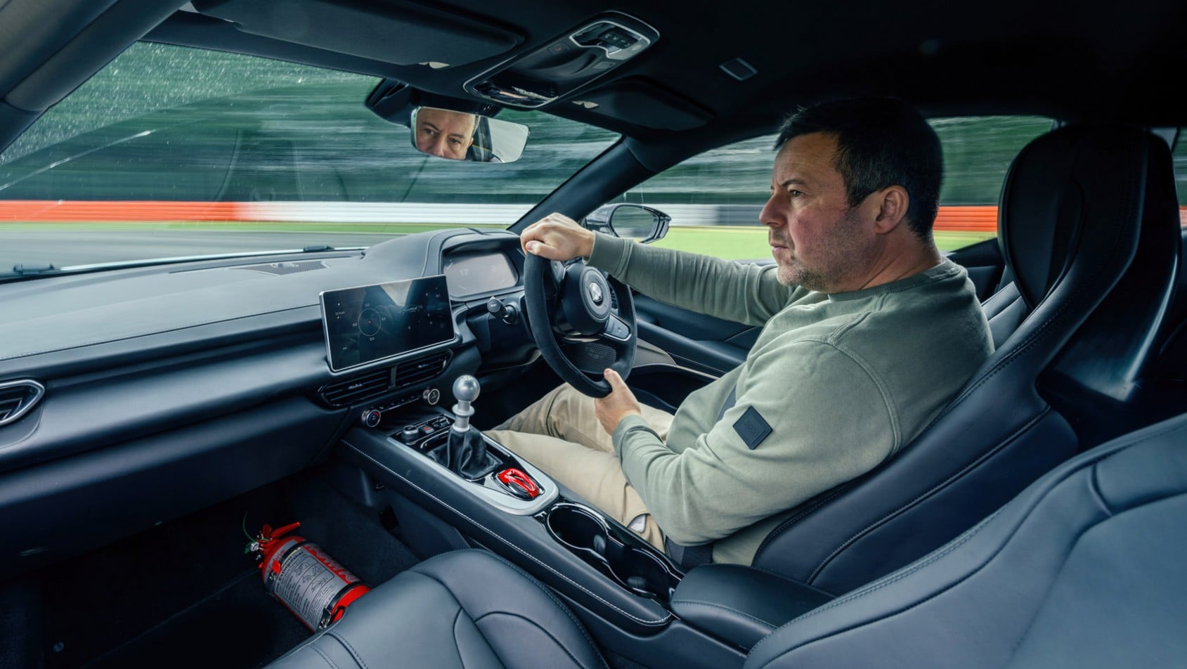 Lotus Emira 2022 prototyp wnętrze z kierowcą