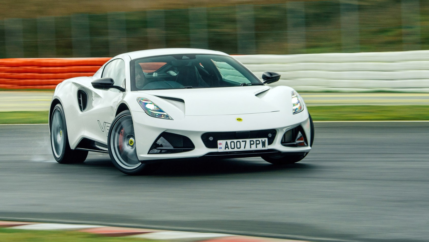 Lotus Emira 2022 prototyp na torze w ruchu