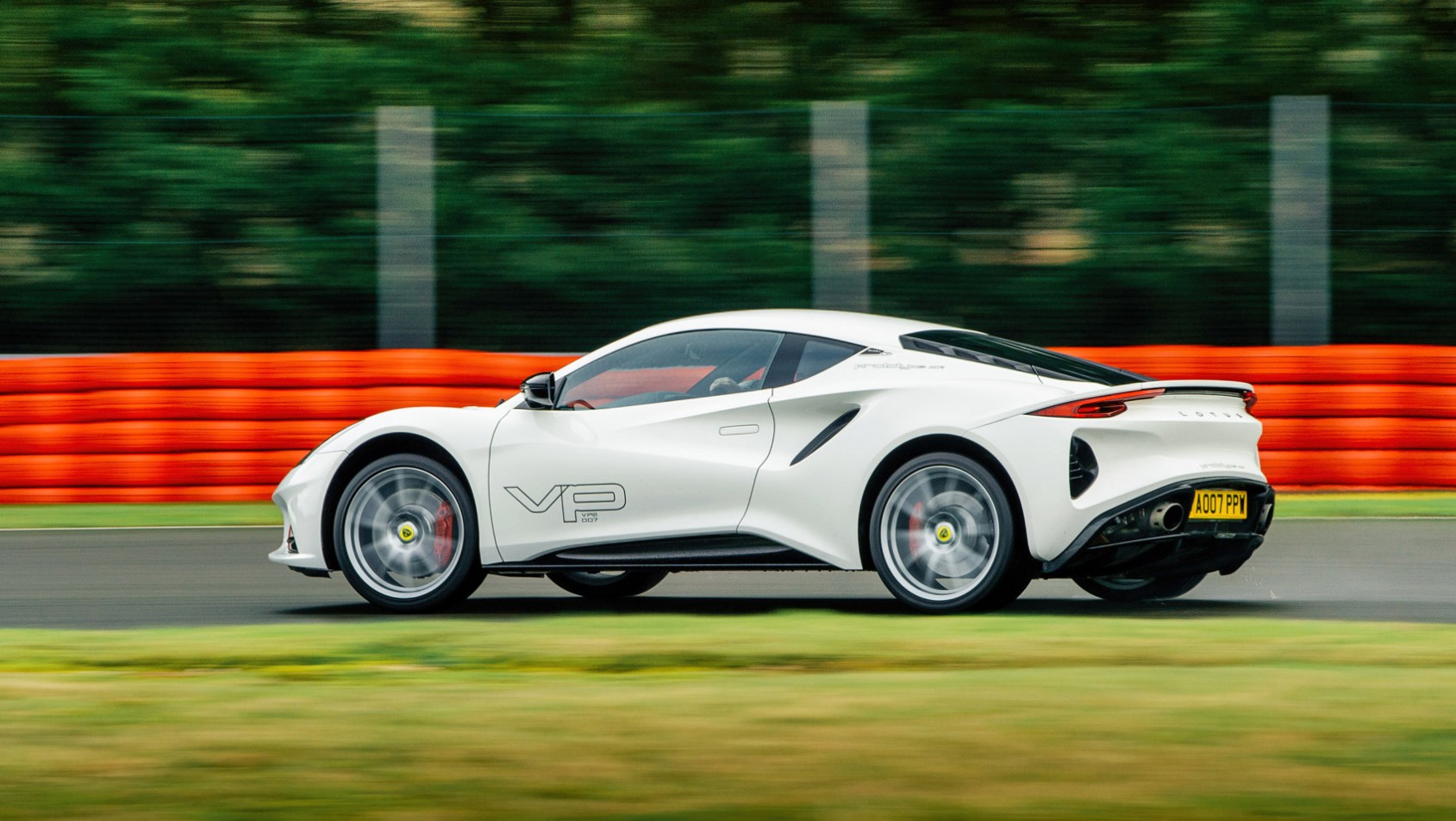 Lotus Emira 2022 prototyp w ruchu