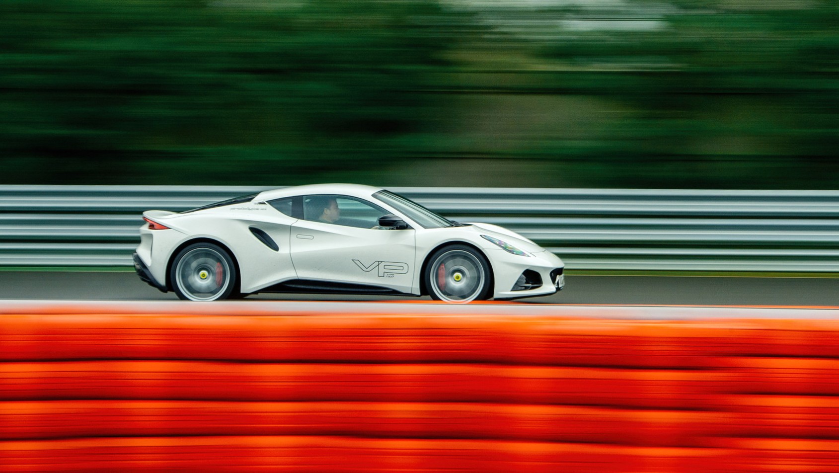 Lotus Emira 2022 prototyp z boku