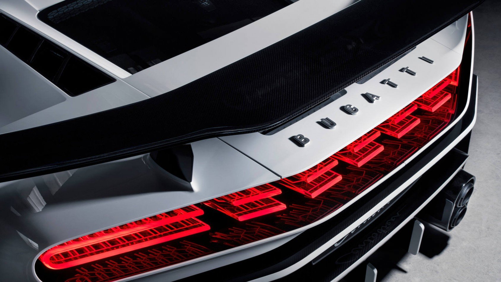 Bugatti Centodieci - futurystyczne światła