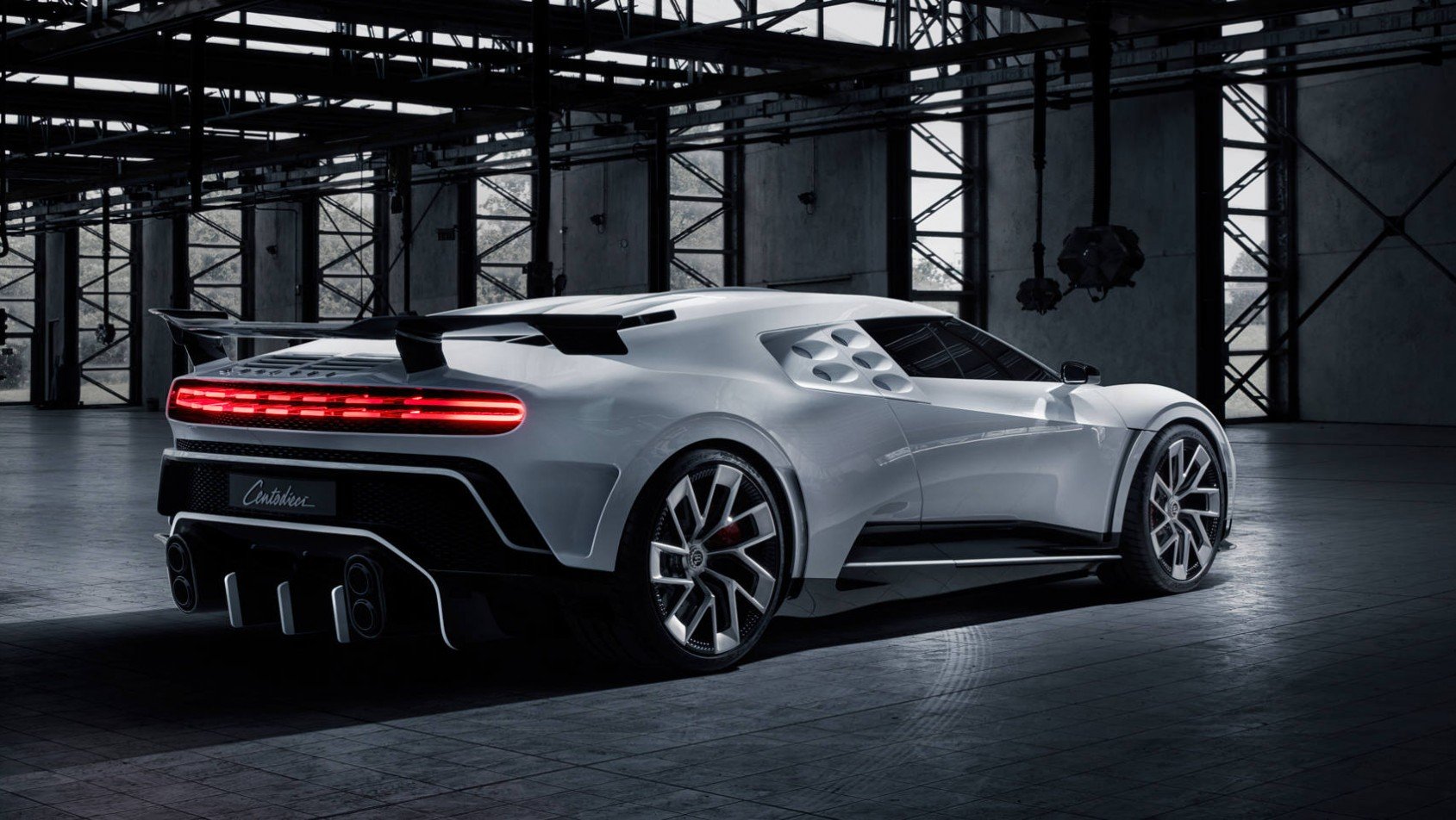 Bugatti Centodieci - tył auta w studiu