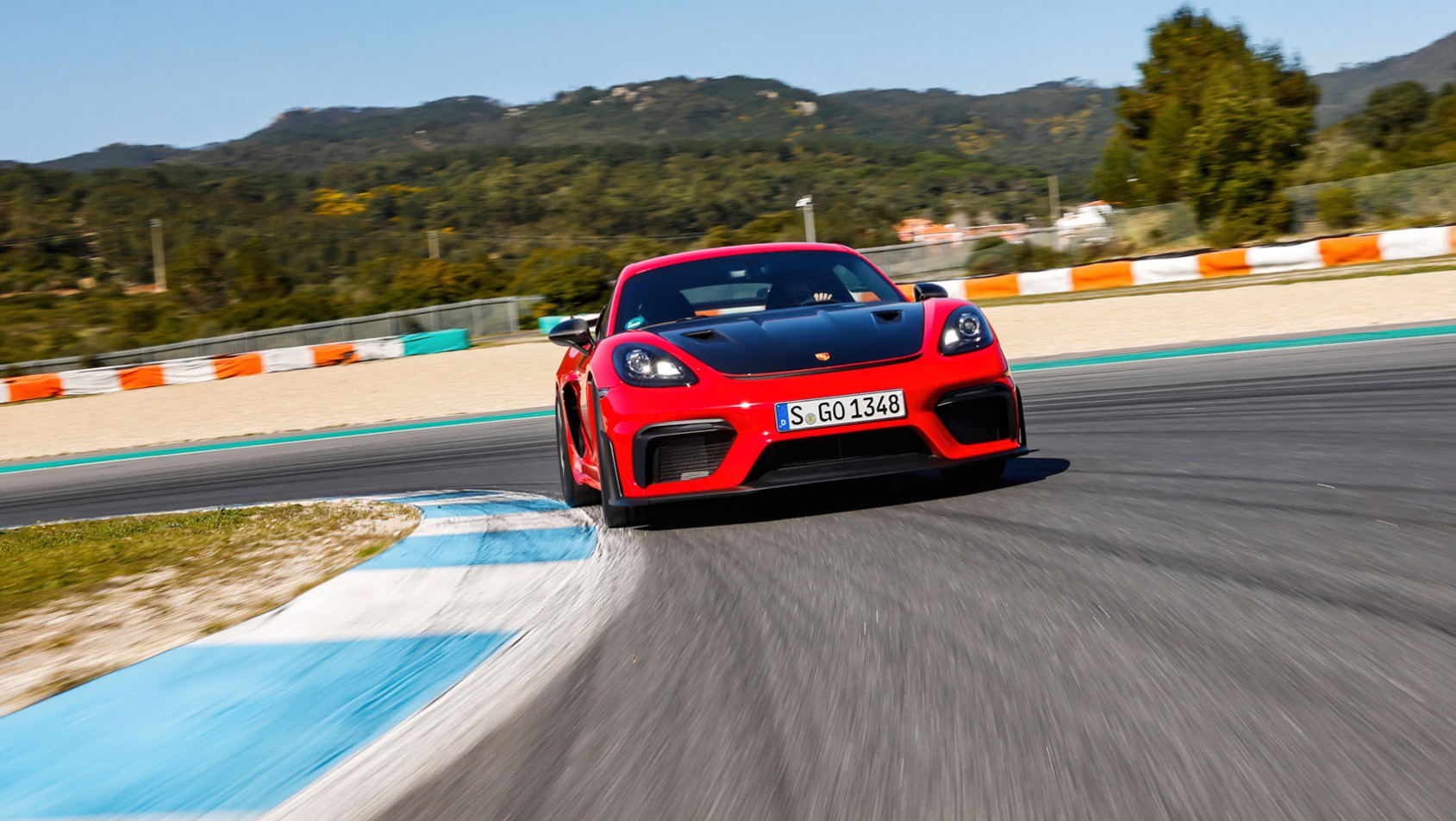 Porsche Cayman GT4 RS na zakręcie