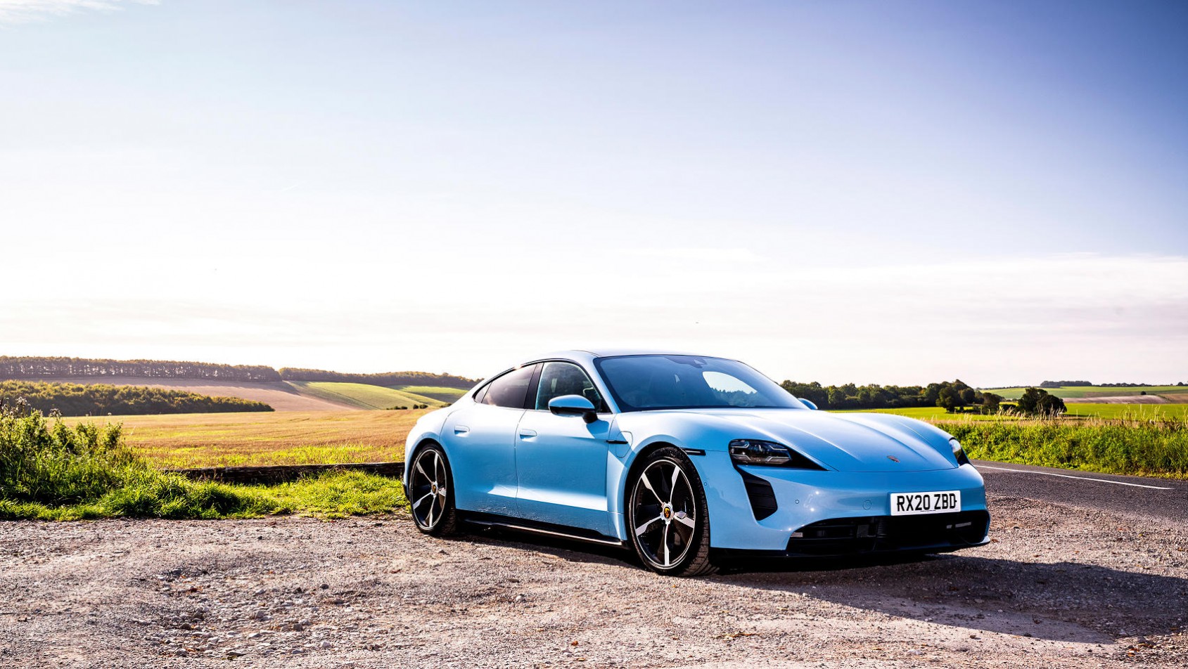 Porsche Taycan na poboczu