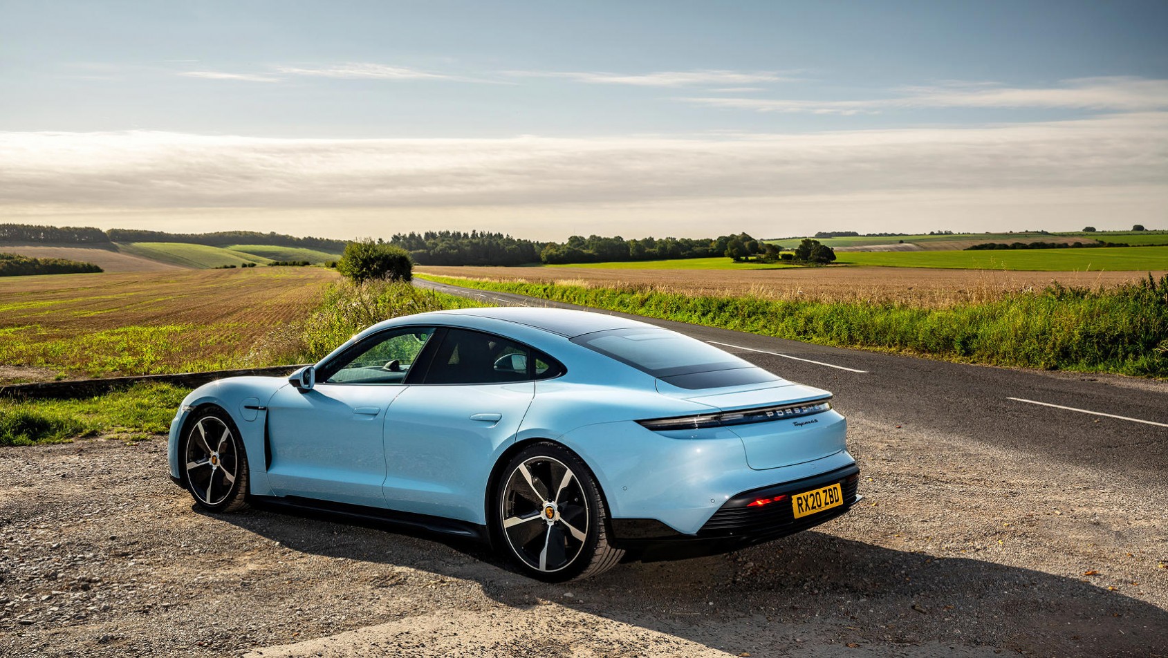 Porsche Taycan na poboczu tyłem