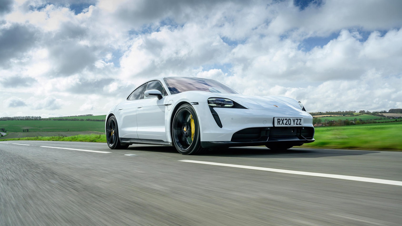 Porsche Taycan biały na drodze