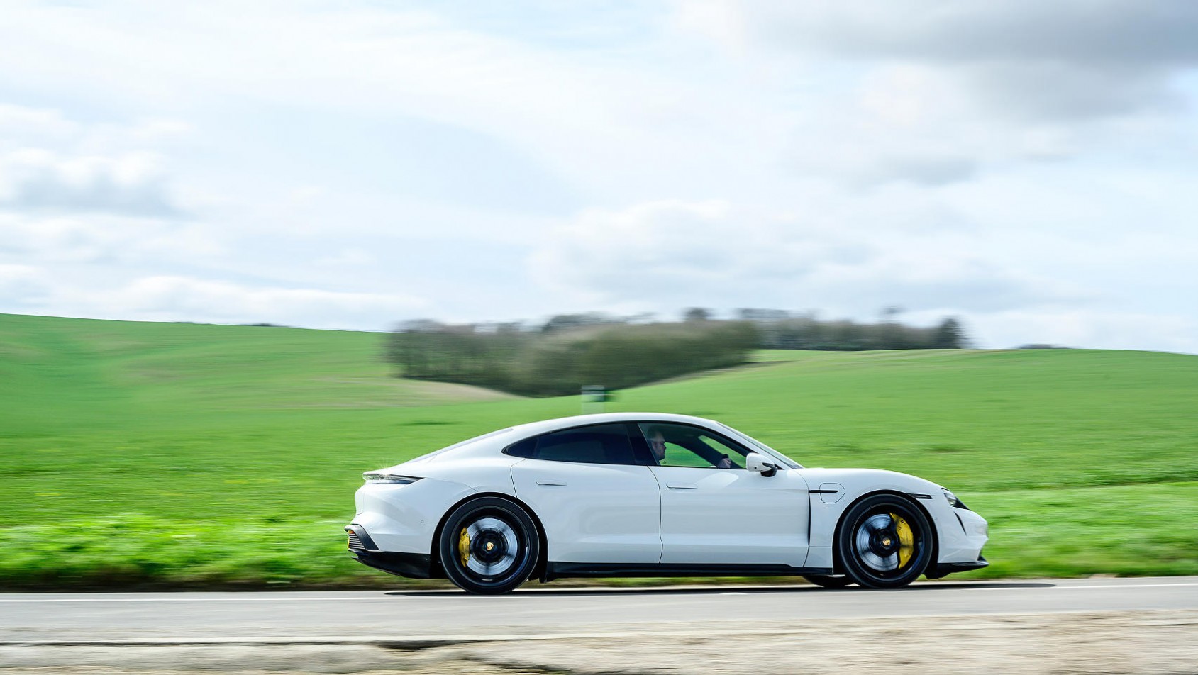 Porsche Taycan biały sylwetka z boku