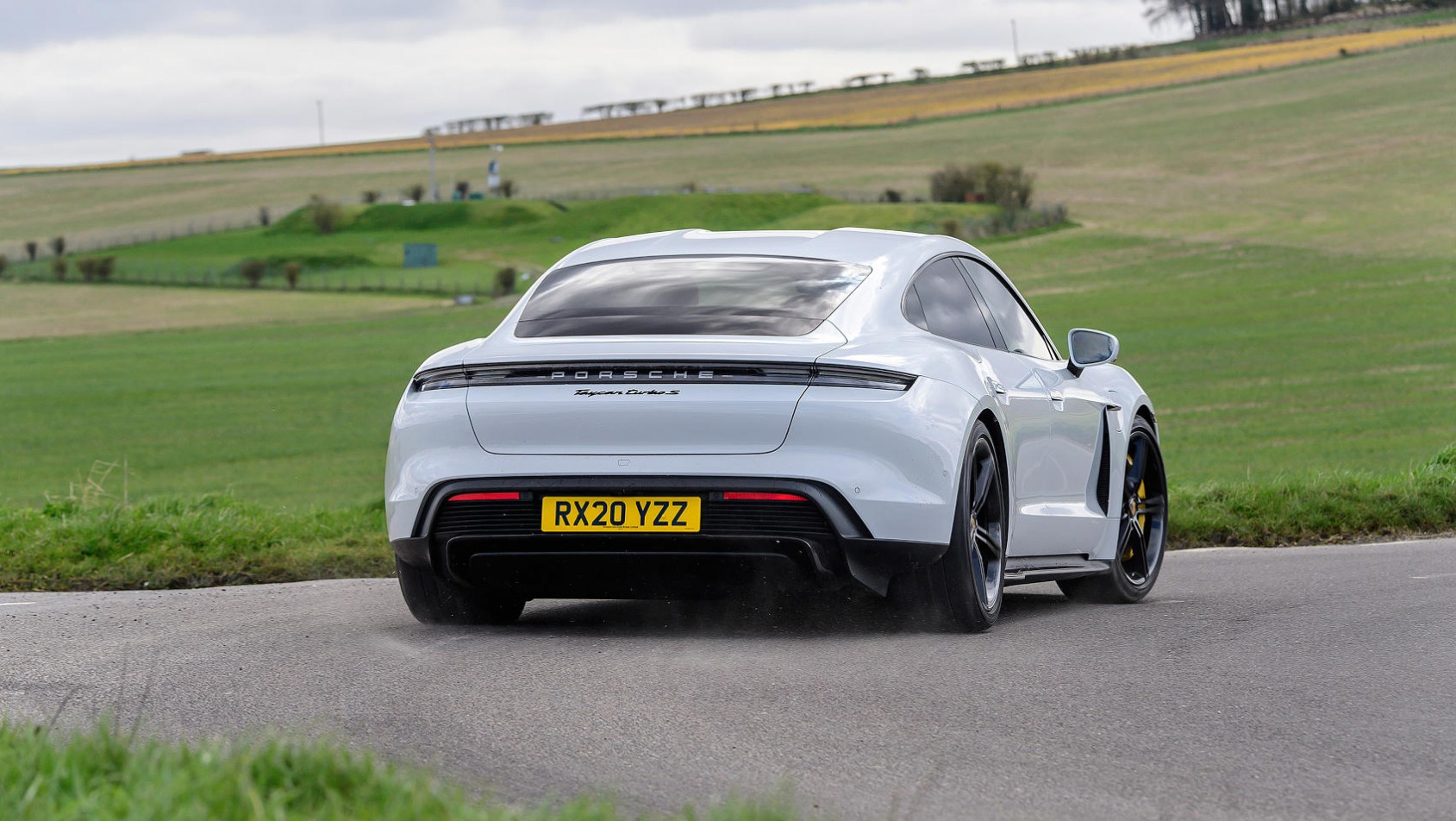 Porsche Taycan biały sylwetka z tyłu