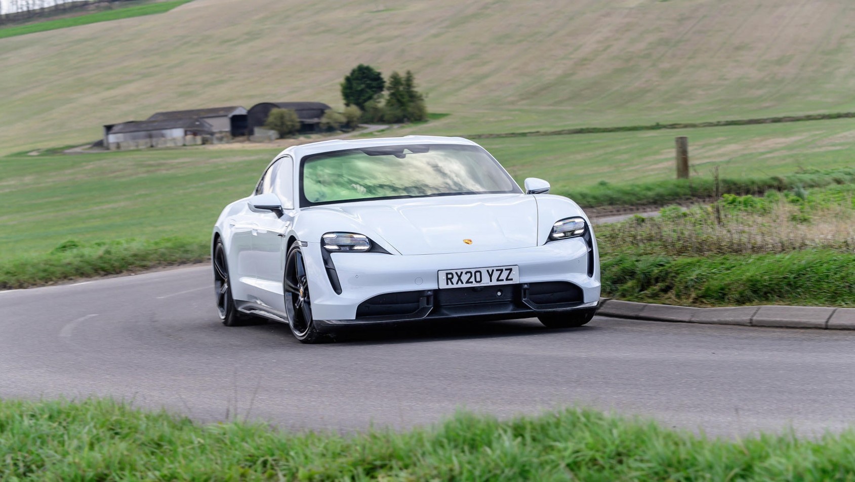 Porsche Taycan biały sylwetka z przodu