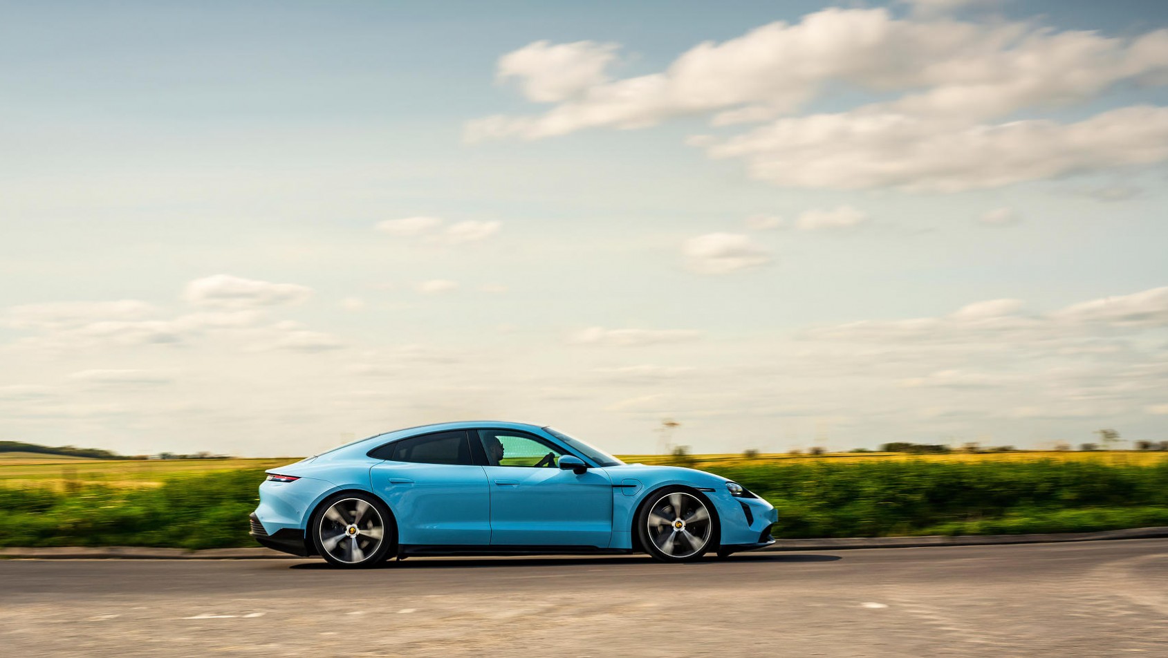 Porsche Taycan sylwetka z boku