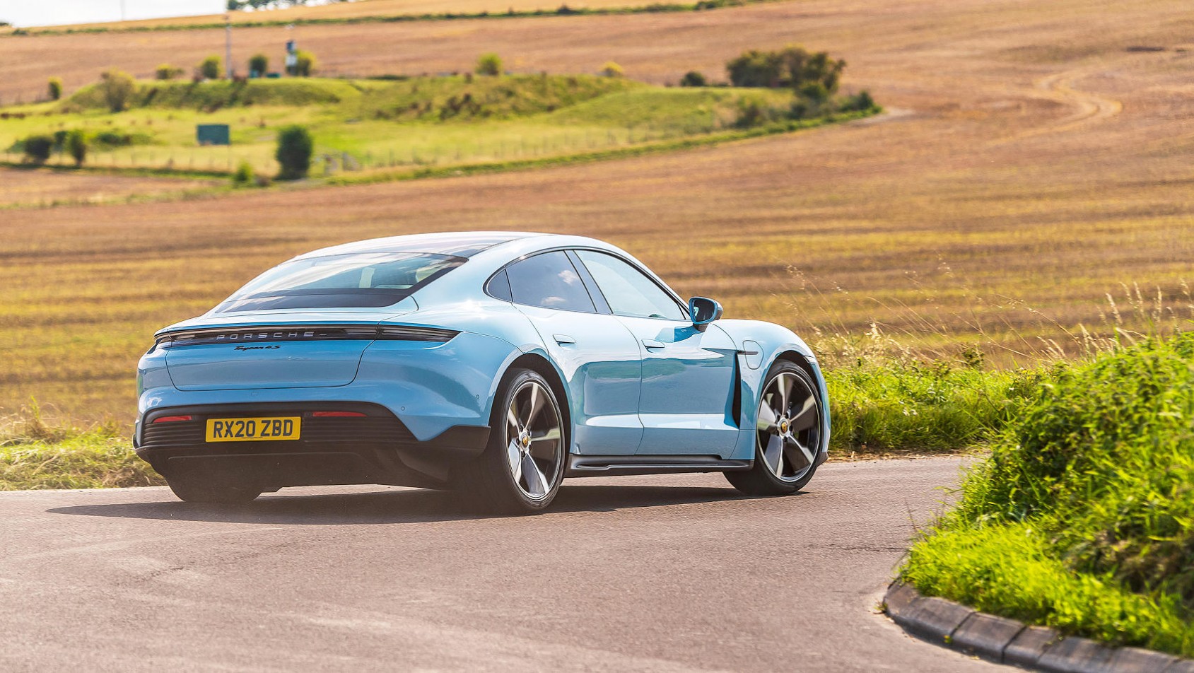 Porsche Taycan na zakręcie