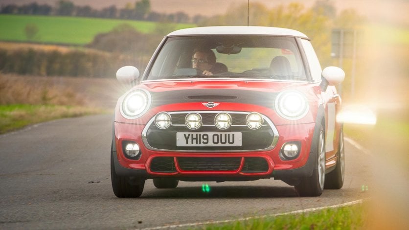 Używany Mini Cooper S - test i poradnik kupującego Mini Cooper S z zapalonymi światłami mijania