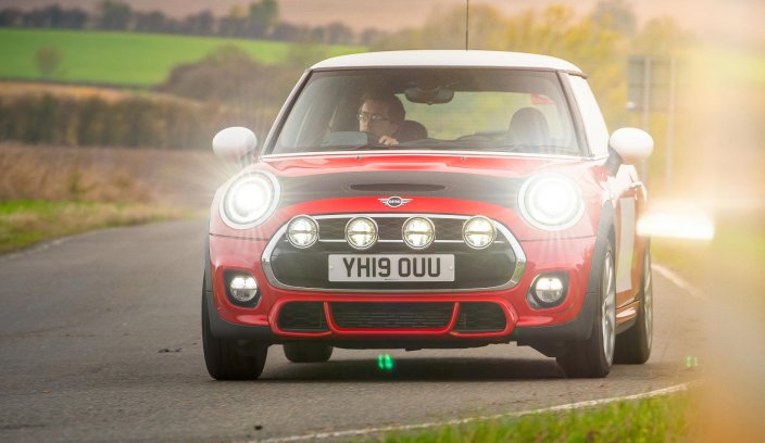 Mini Cooper S z zapalonymi światłami mijania