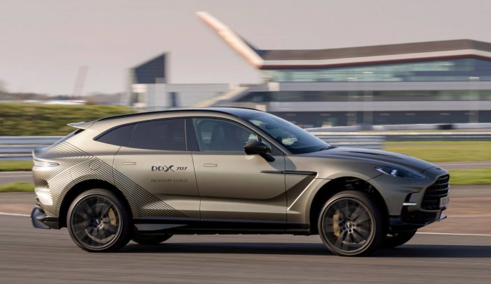 Pierwsza jazda Aston Martinem DBX 707