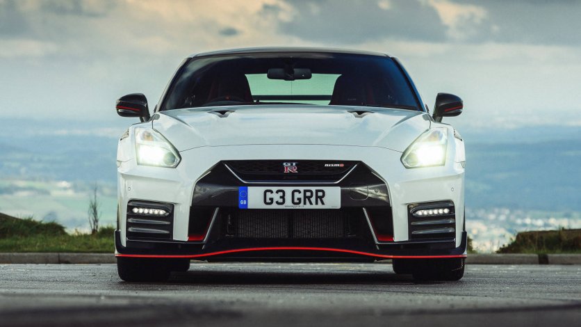 Nissan GT-R - front auta