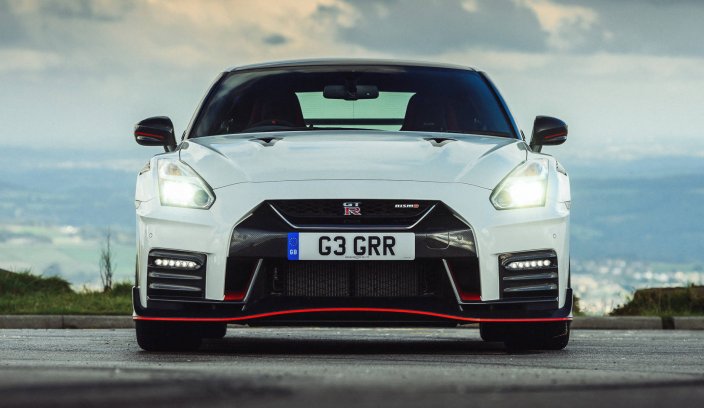Nissan GT-R - front auta