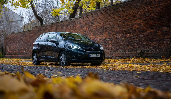 Honda Jazz wśród jesiennych liści