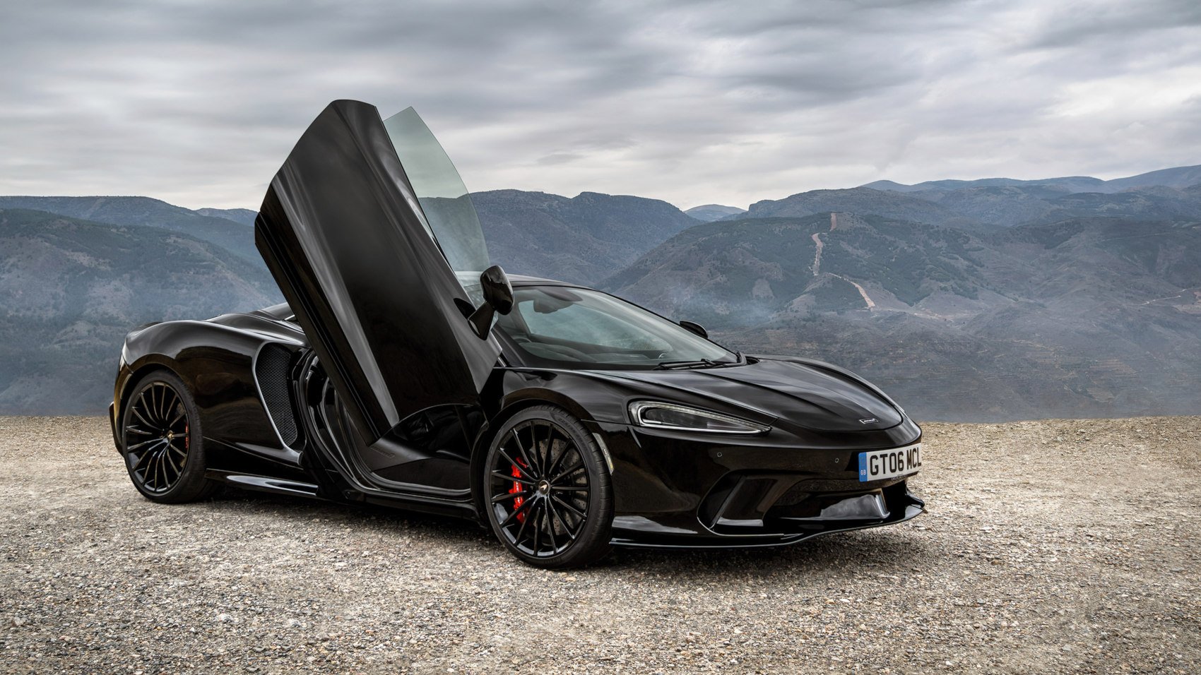 McLaren GT 2022 black, otwarte drzwi