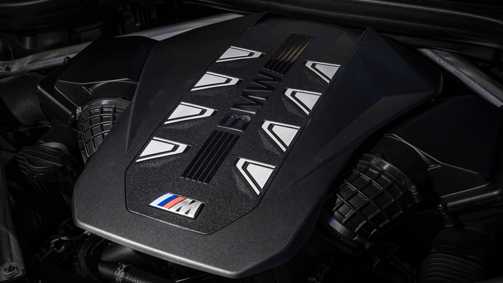 BMW X7 M60i - podwójnie doładowany silnik V8