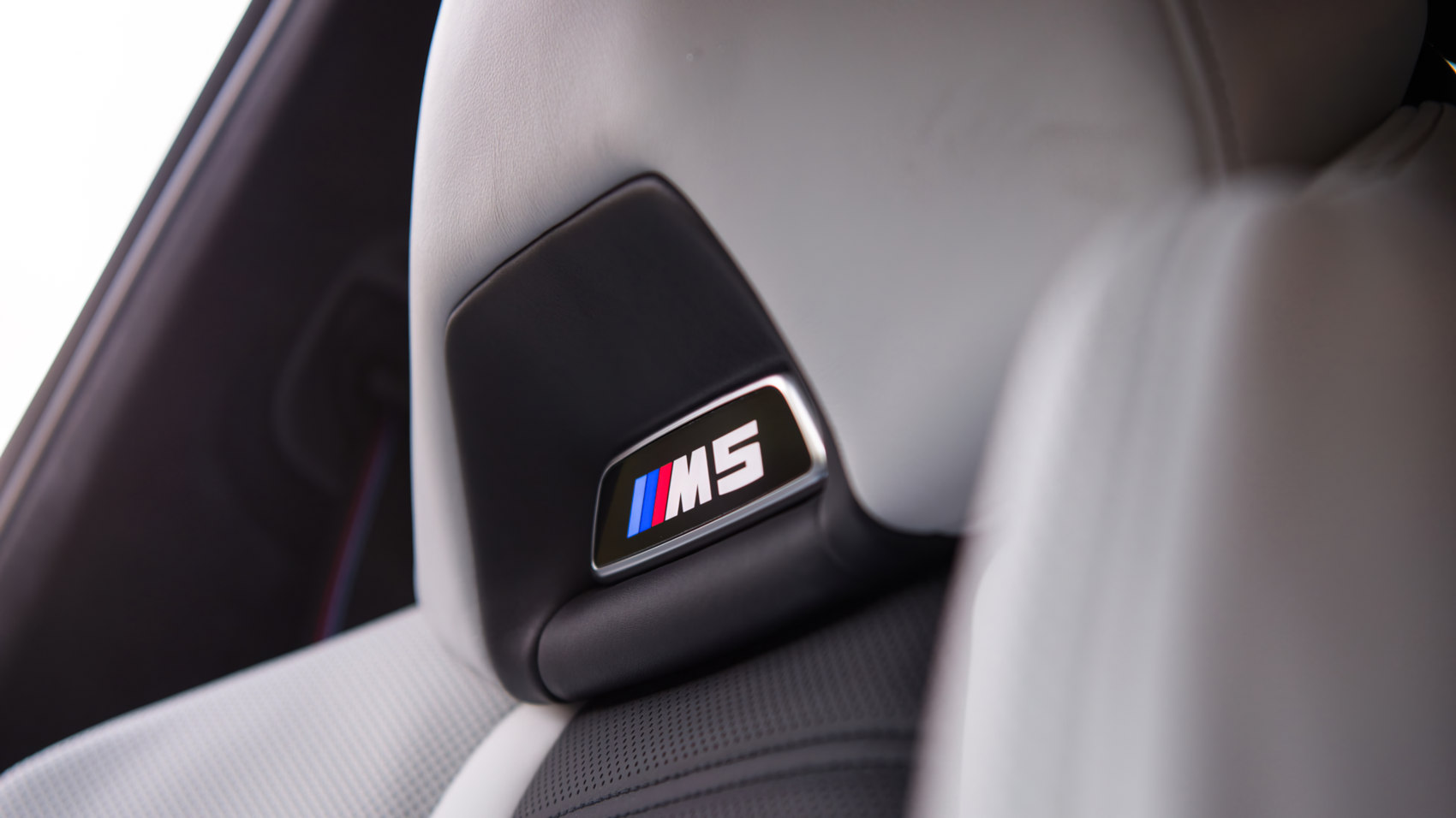 BMW M5 Competition detal fotela - podświetlane logo M5