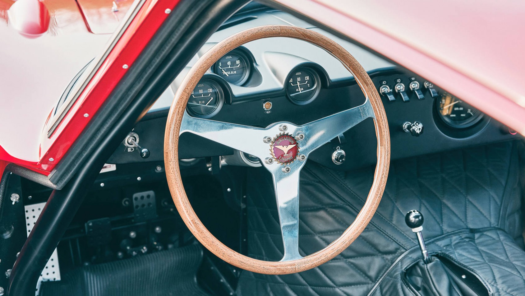 Bizzarrini 5300 GT Corsa Revival - klasyczne wnętrze auta