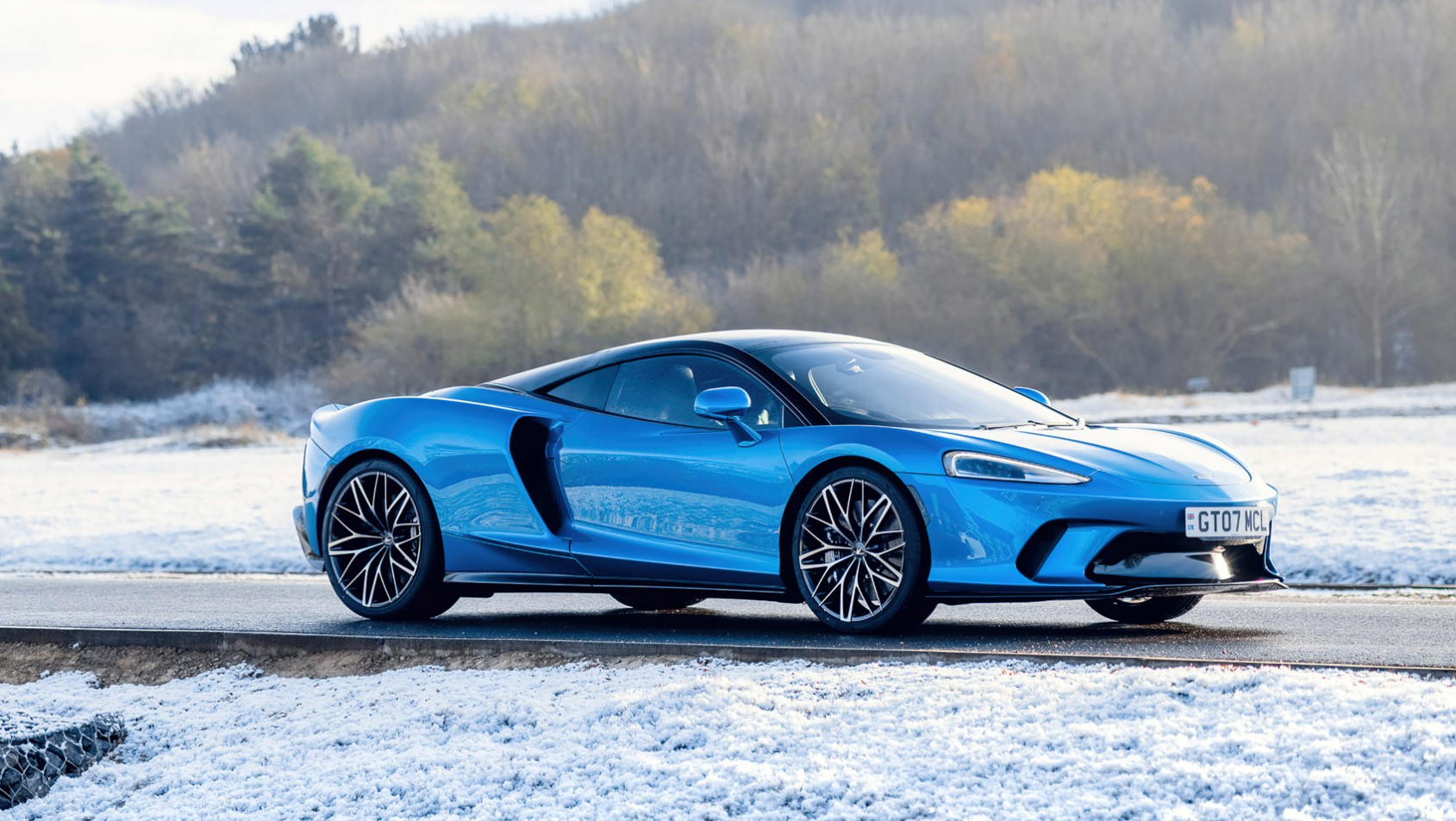 McLaren GT 2022 na śniegu