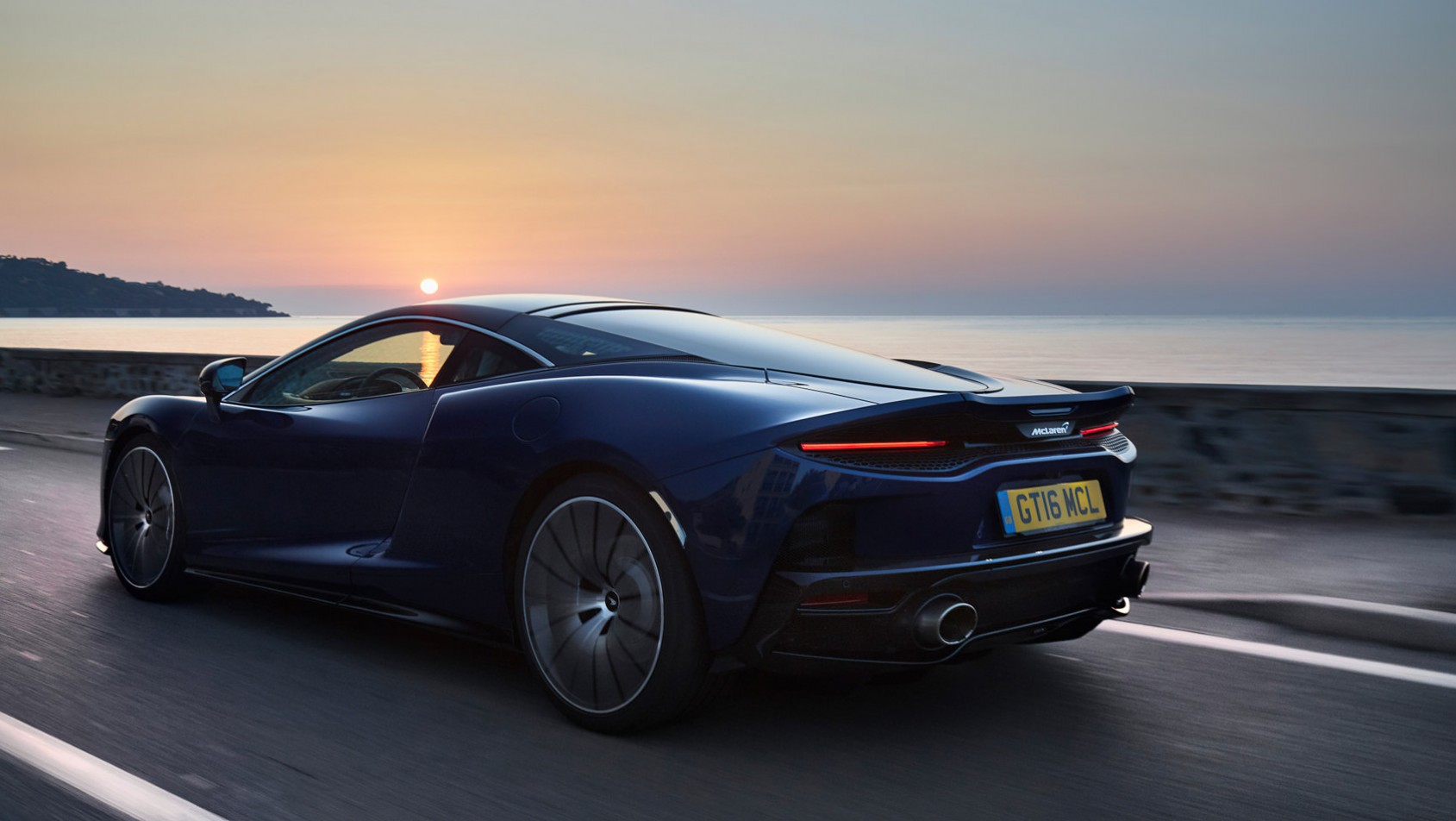 McLaren-GT na tle zachodzącego słońca