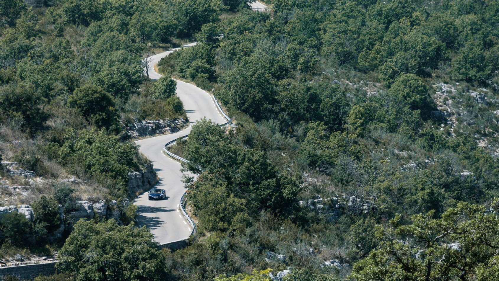McLaren-GTna górskiej drodze