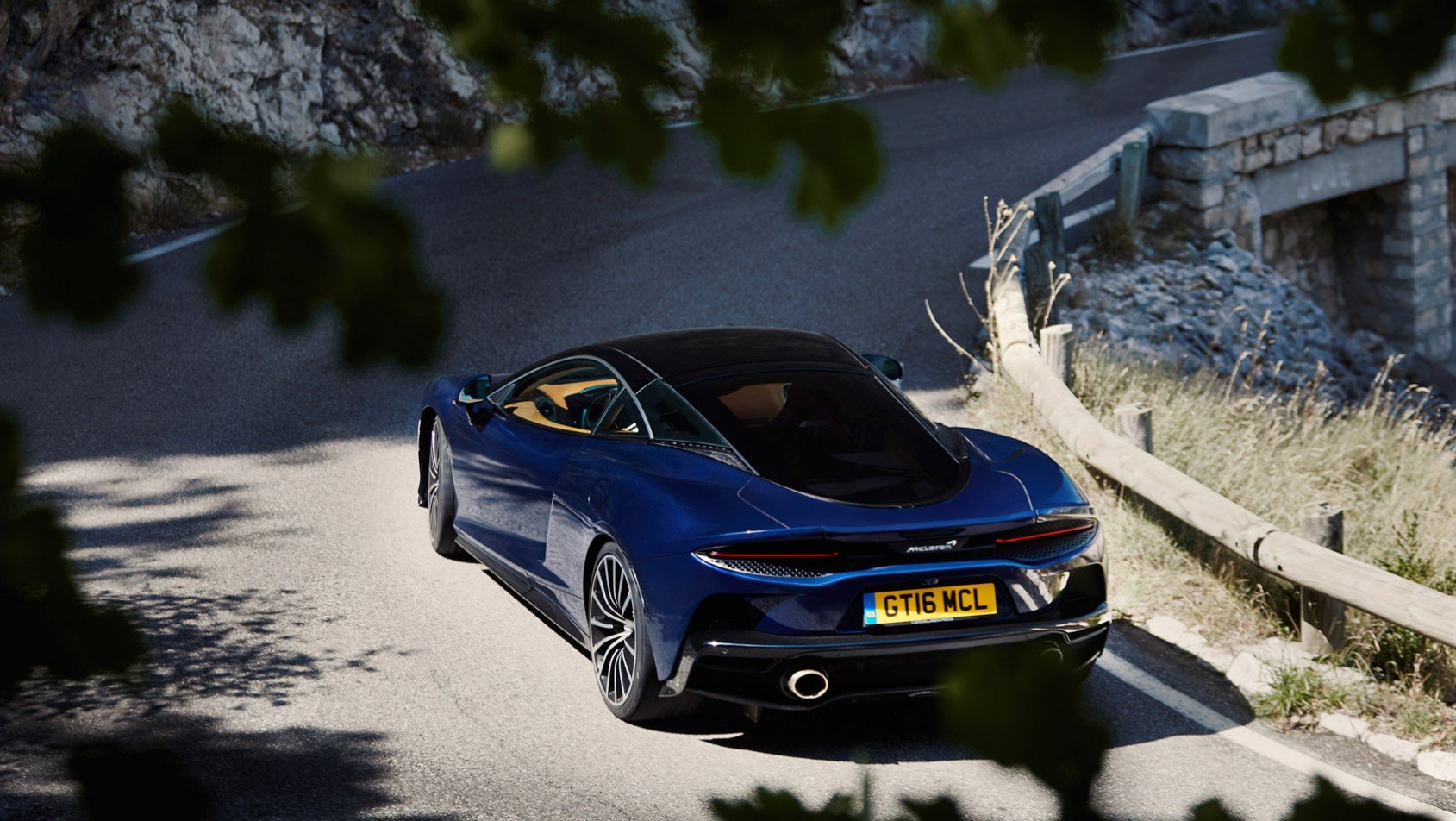 McLaren-GT na zakręcie 