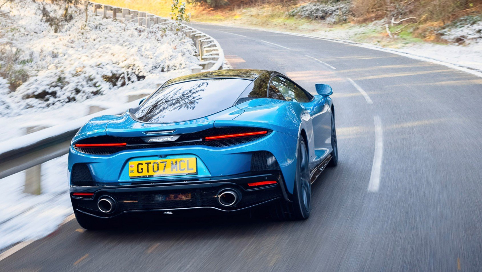 McLaren GT 2022 sylwetka z tyłu