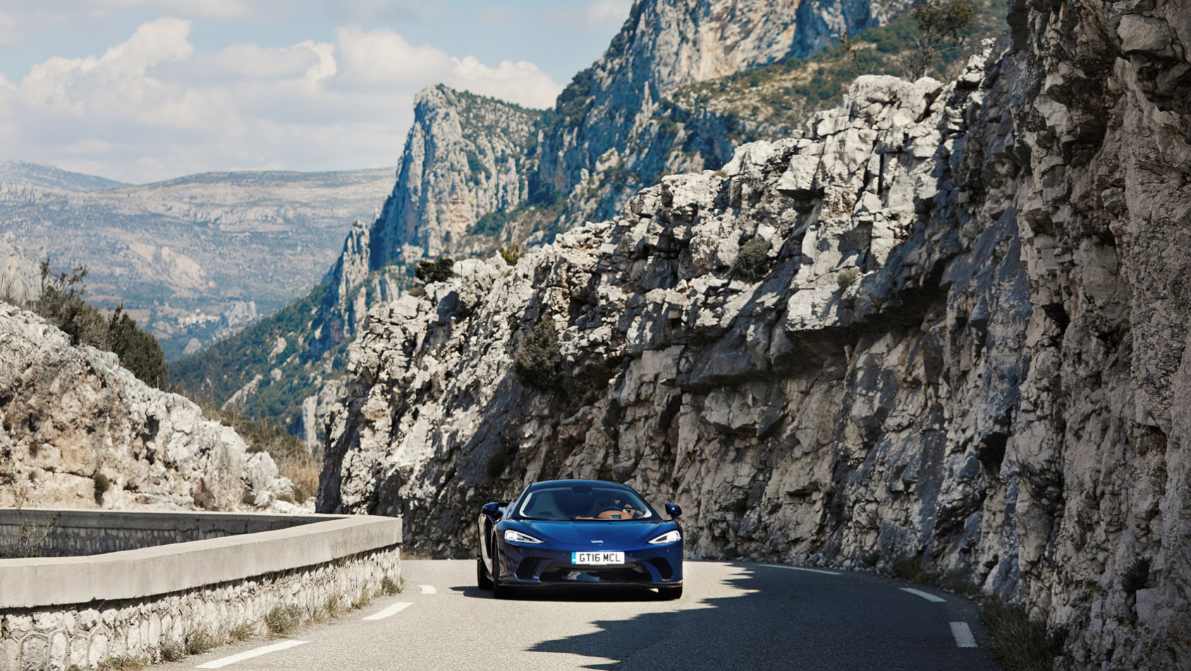 McLaren GT na drodze wśród skał