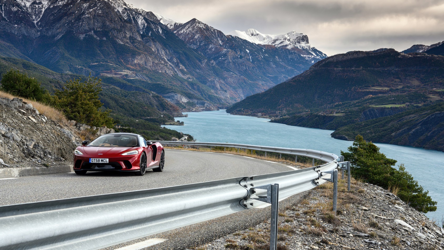 McLaren GT na malowniczej drodze