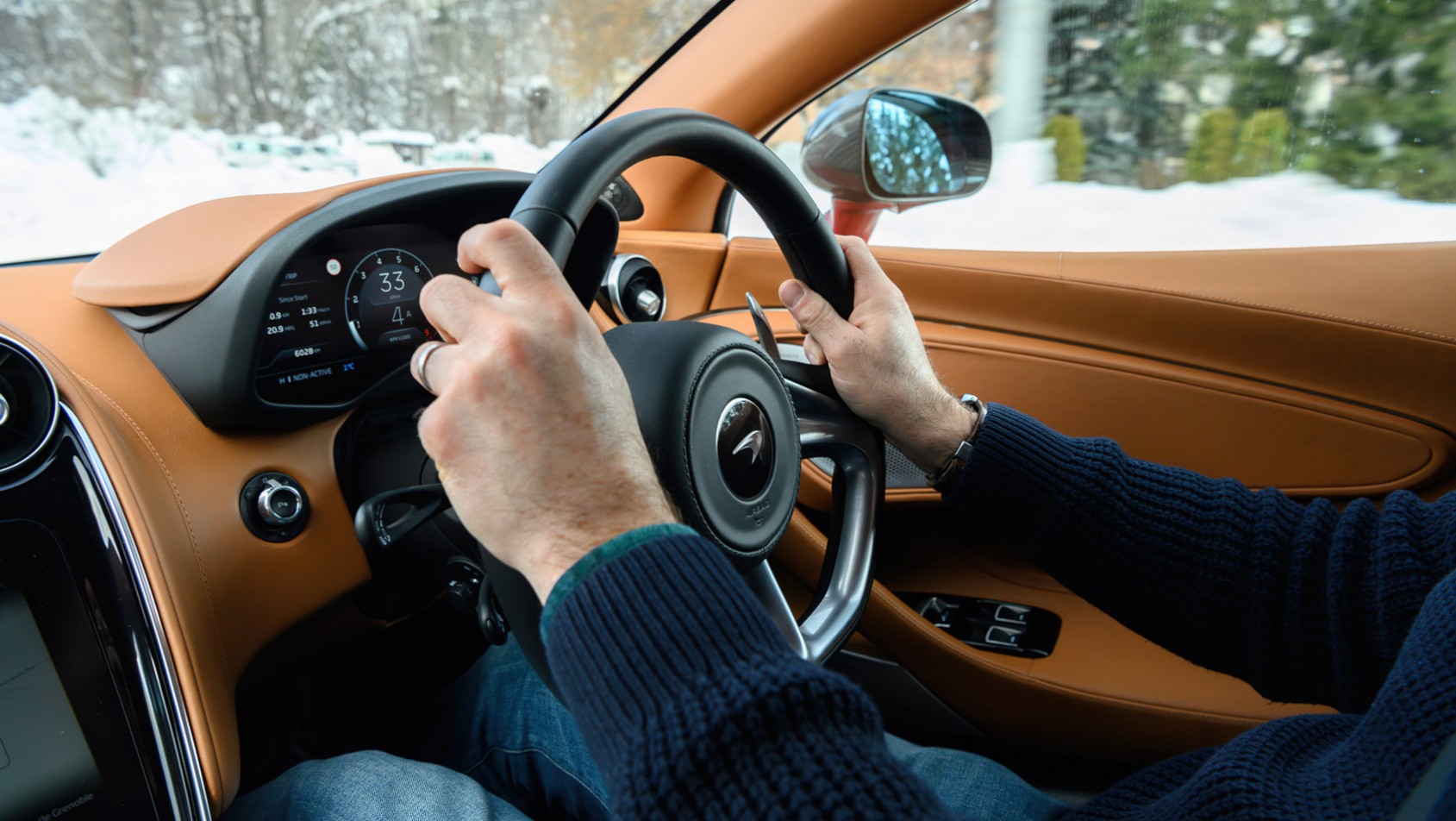 McLaren GT wnętrze, kierownica