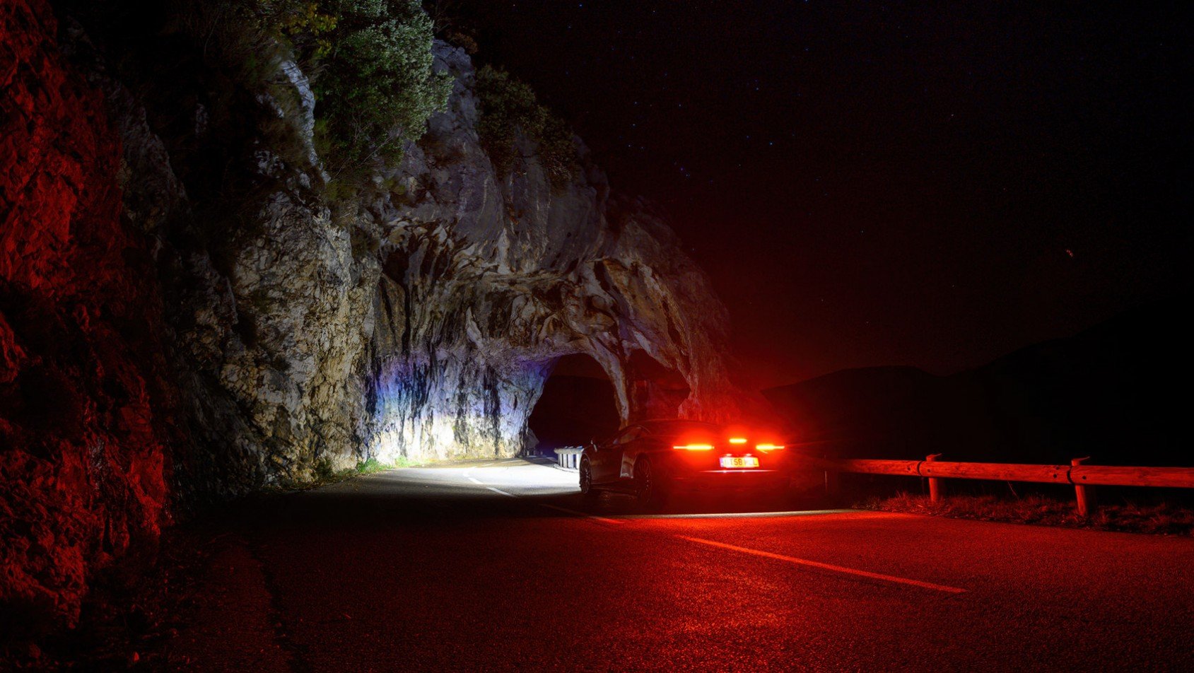 McLaren GT przed wjazdem do górskiego tunelu