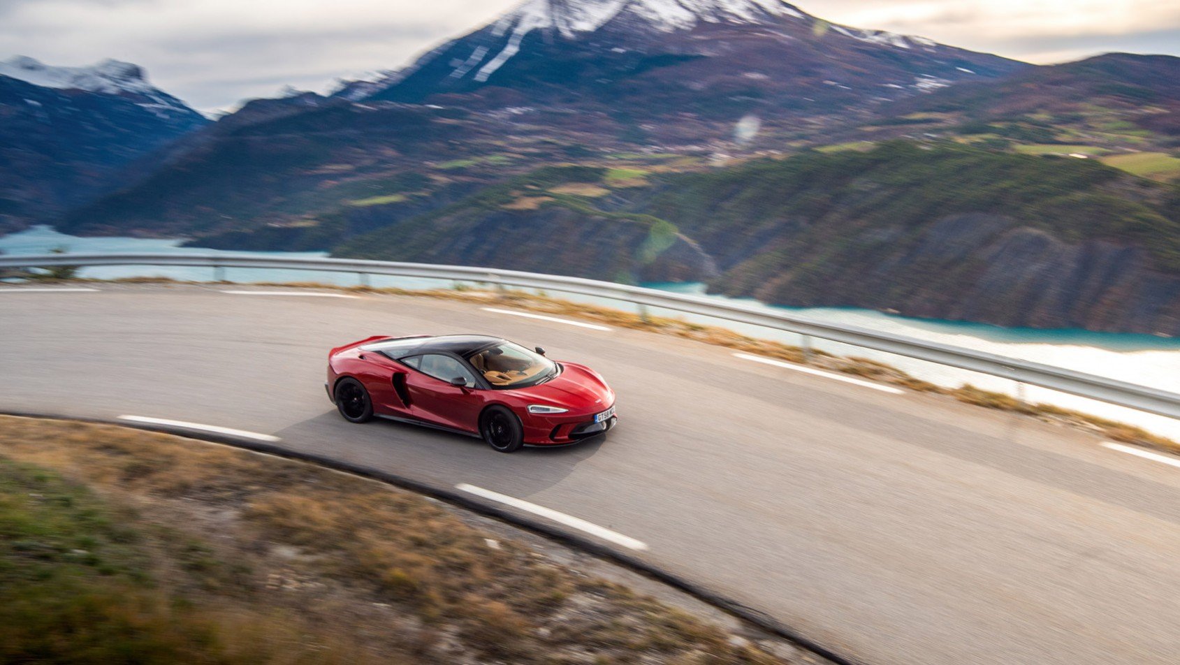 McLaren GT na górskiej drodze