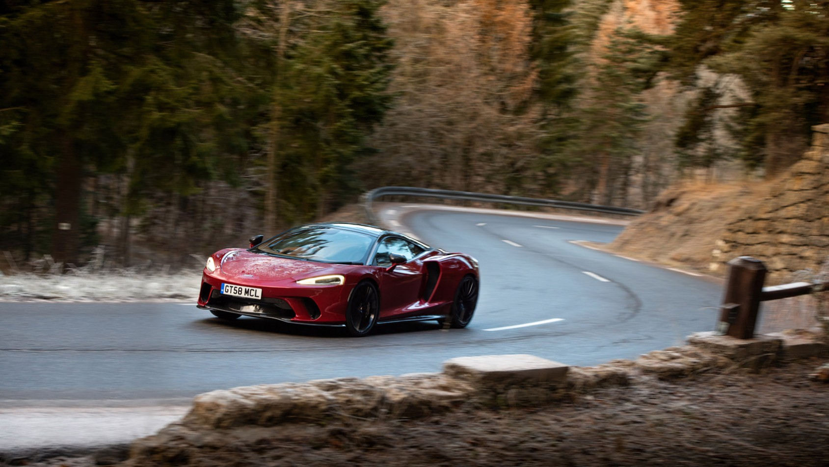 McLaren GT na górskich serpentynach